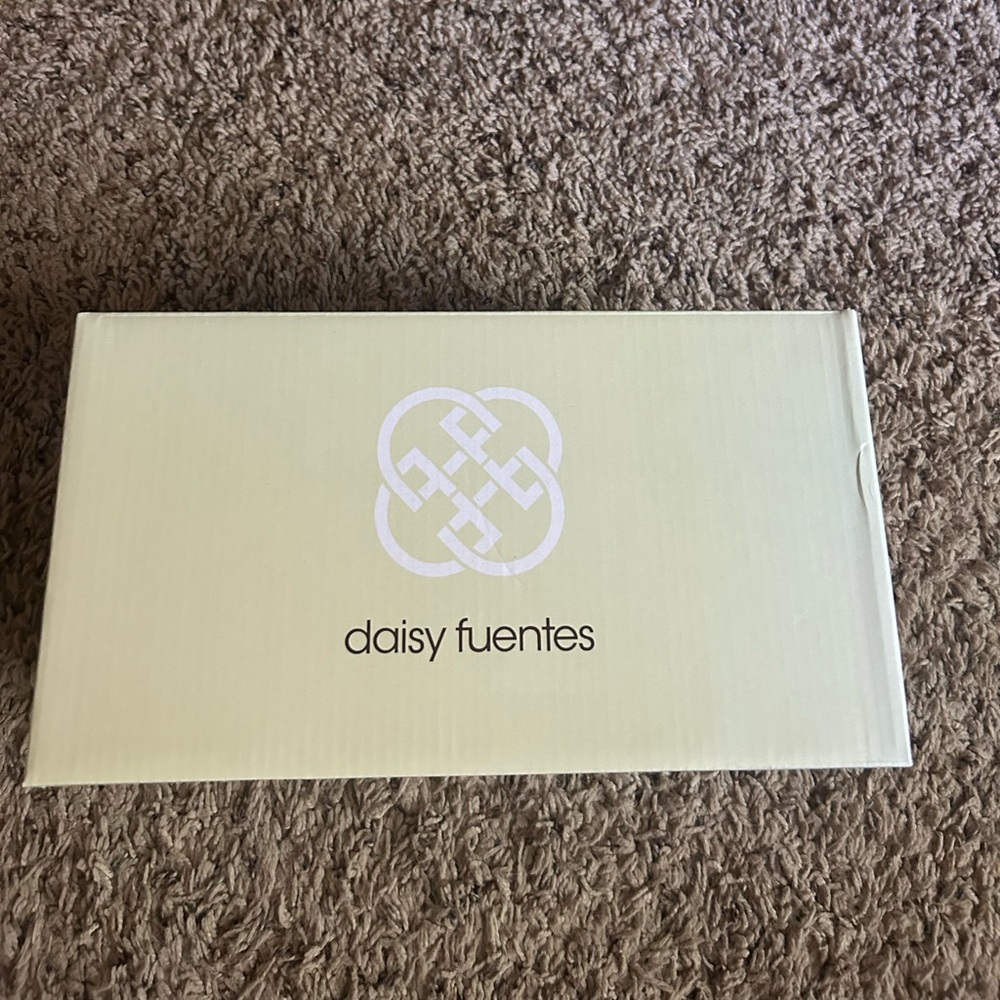 Daisy Fuentes woven and leather black with gold emblem sandals size 8 womens